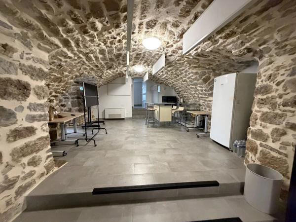 Location Local commercial 2 pièces 52 m2 à Les Rives