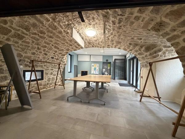 Location Local commercial 2 pièces 52 m2 à Les Rives