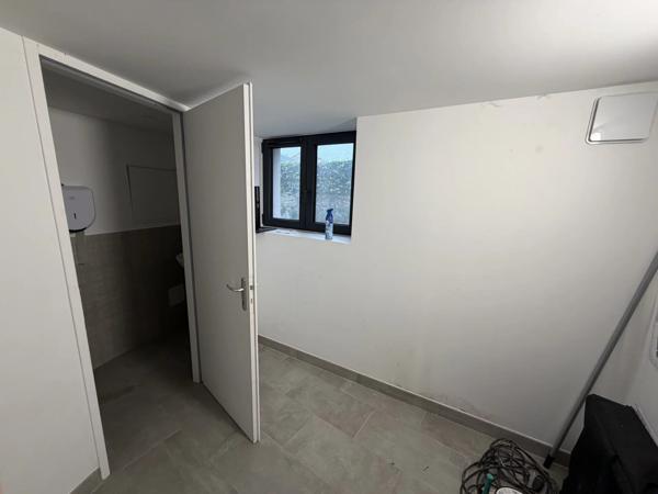 Location Local commercial 2 pièces 52 m2 à Les Rives