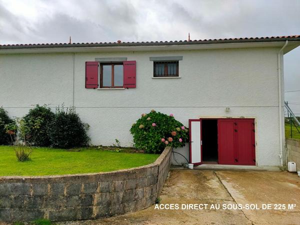 PROPRIETE : CHATEAU + BUREAUX + CHAIS + BATIMENTS + 3600 M² DE TERRAIN