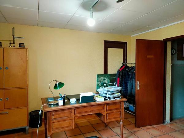 PROPRIETE : CHATEAU + BUREAUX + CHAIS + BATIMENTS + 3600 M² DE TERRAIN