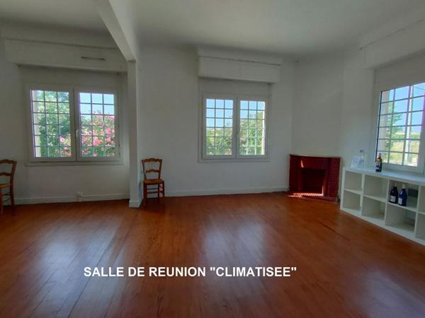 PROPRIETE : CHATEAU + BUREAUX + CHAIS + BATIMENTS + 3600 M² DE TERRAIN