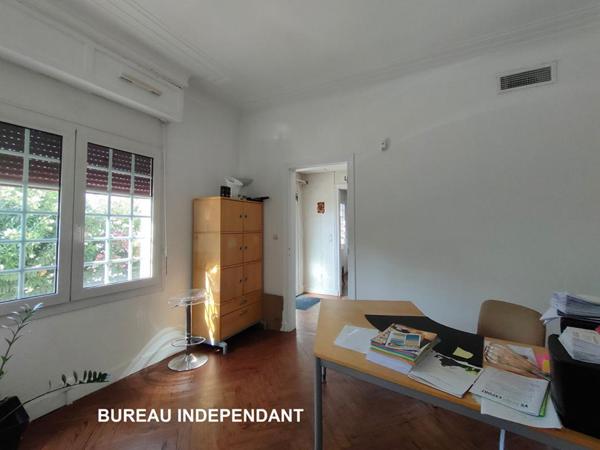 PROPRIETE : CHATEAU + BUREAUX + CHAIS + BATIMENTS + 3600 M² DE TERRAIN