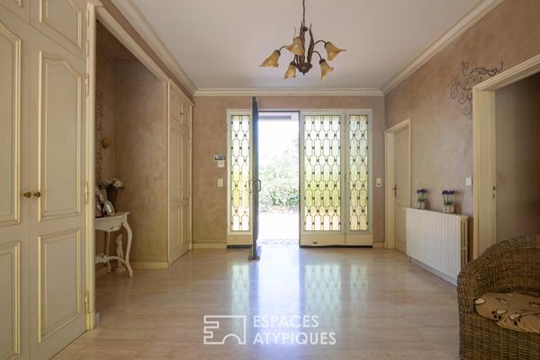Villa cossue de plain pied sur sous-sol complet et son parc arboré