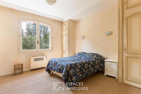 Villa cossue de plain pied sur sous-sol complet et son parc arboré