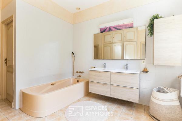 Villa cossue de plain pied sur sous-sol complet et son parc arboré