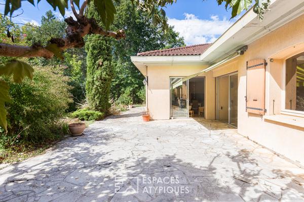 Villa cossue de plain pied sur sous-sol complet et son parc arboré