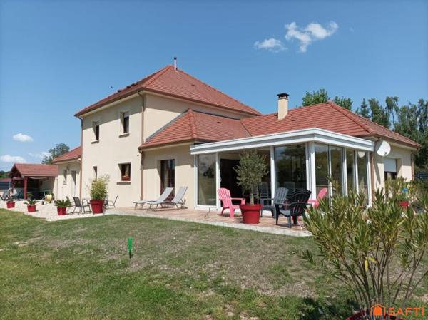 TRES BELLE MAISON TOUT CONFORT - CLEFS EN MAIN -