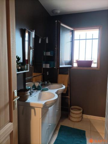 TRES BELLE MAISON TOUT CONFORT - CLEFS EN MAIN -