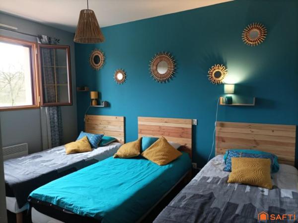 TRES BELLE MAISON TOUT CONFORT - CLEFS EN MAIN -