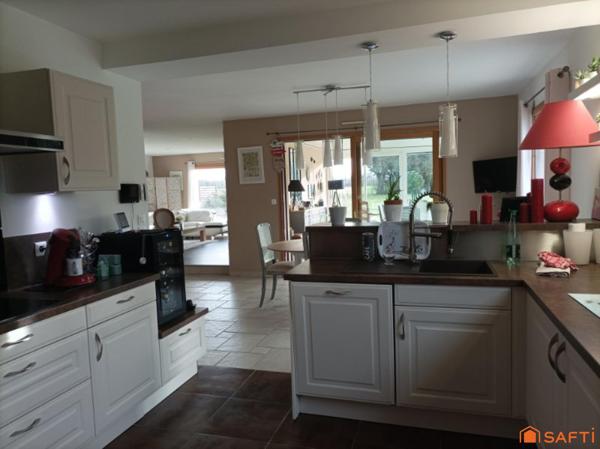 TRES BELLE MAISON TOUT CONFORT - CLEFS EN MAIN -