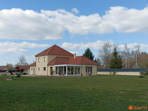 TRES BELLE MAISON TOUT CONFORT - CLEFS EN MAIN -