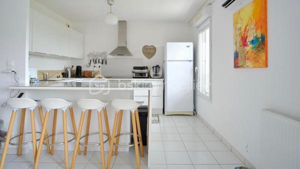 Vous recherchez un appartement à la campagne tout en étant en ville, vous serez charmé par cet environnement entouré de verdure et sans vis a vis. 

À découvrir, ce très agréable T3 de 61,52 m² loi Carrez, situé au 2ᵉ étage sans ascenseur,  d'une petite résidence de seulement 12 appartements.

L'appartement est en très bon état et ne nécessite pas de travaux. Il se compose d'une belle pièce de vie avec cuisine ouverte entièrement équipée en électroménager, de deux chambres et d'une salle d'eau.

Son véritable atout : une terrasse d'environ 10 m² exposée plein sud, offrant une belle vue dégagée sur les jardins, sans vis-à-vis. Un espace particulièrement agréable pour profiter de l'extérieur au calme.

Pour le confort au quotidien, l'appartement dispose également d'une climatisation récente.

Une place de parking privative devant la résidence est comprise avec l'appartement.

Possibilité d'acquérir en supplément un box fermé, idéal pour stationner un second véhicule ou disposer d'un espace de stockage supplémentaire.

Un appartement lumineux, bien entretenu et prêt à vivre, réunissant extérieur, exposition sud, absence de vis-à-vis, stationnement et petite copropriété.