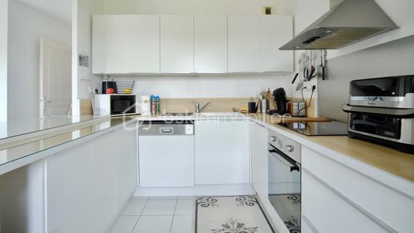 Vous recherchez un appartement à la campagne tout en étant en ville, vous serez charmé par cet environnement entouré de verdure et sans vis a vis. 

À découvrir, ce très agréable T3 de 61,52 m² loi Carrez, situé au 2ᵉ étage sans ascenseur,  d'une petite résidence de seulement 12 appartements.

L'appartement est en très bon état et ne nécessite pas de travaux. Il se compose d'une belle pièce de vie avec cuisine ouverte entièrement équipée en électroménager, de deux chambres et d'une salle d'eau.

Son véritable atout : une terrasse d'environ 10 m² exposée plein sud, offrant une belle vue dégagée sur les jardins, sans vis-à-vis. Un espace particulièrement agréable pour profiter de l'extérieur au calme.

Pour le confort au quotidien, l'appartement dispose également d'une climatisation récente.

Une place de parking privative devant la résidence est comprise avec l'appartement.

Possibilité d'acquérir en supplément un box fermé, idéal pour stationner un second véhicule ou disposer d'un espace de stockage supplémentaire.

Un appartement lumineux, bien entretenu et prêt à vivre, réunissant extérieur, exposition sud, absence de vis-à-vis, stationnement et petite copropriété.