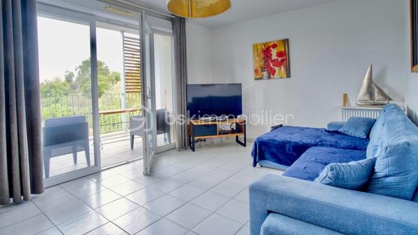 Vous recherchez un appartement à la campagne tout en étant en ville, vous serez charmé par cet environnement entouré de verdure et sans vis a vis. 

À découvrir, ce très agréable T3 de 61,52 m² loi Carrez, situé au 2ᵉ étage sans ascenseur,  d'une petite résidence de seulement 12 appartements.

L'appartement est en très bon état et ne nécessite pas de travaux. Il se compose d'une belle pièce de vie avec cuisine ouverte entièrement équipée en électroménager, de deux chambres et d'une salle d'eau.

Son véritable atout : une terrasse d'environ 10 m² exposée plein sud, offrant une belle vue dégagée sur les jardins, sans vis-à-vis. Un espace particulièrement agréable pour profiter de l'extérieur au calme.

Pour le confort au quotidien, l'appartement dispose également d'une climatisation récente.

Une place de parking privative devant la résidence est comprise avec l'appartement.

Possibilité d'acquérir en supplément un box fermé, idéal pour stationner un second véhicule ou disposer d'un espace de stockage supplémentaire.

Un appartement lumineux, bien entretenu et prêt à vivre, réunissant extérieur, exposition sud, absence de vis-à-vis, stationnement et petite copropriété.
