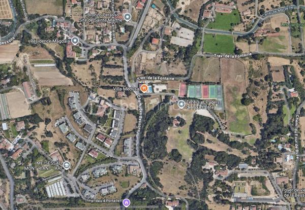 Vous recherchez un appartement à la campagne tout en étant en ville, vous serez charmé par cet environnement entouré de verdure et sans vis a vis. 

À découvrir, ce très agréable T3 de 61,52 m² loi Carrez, situé au 2ᵉ étage sans ascenseur,  d'une petite résidence de seulement 12 appartements.

L'appartement est en très bon état et ne nécessite pas de travaux. Il se compose d'une belle pièce de vie avec cuisine ouverte entièrement équipée en électroménager, de deux chambres et d'une salle d'eau.

Son véritable atout : une terrasse d'environ 10 m² exposée plein sud, offrant une belle vue dégagée sur les jardins, sans vis-à-vis. Un espace particulièrement agréable pour profiter de l'extérieur au calme.

Pour le confort au quotidien, l'appartement dispose également d'une climatisation récente.

Une place de parking privative devant la résidence est comprise avec l'appartement.

Possibilité d'acquérir en supplément un box fermé, idéal pour stationner un second véhicule ou disposer d'un espace de stockage supplémentaire.

Un appartement lumineux, bien entretenu et prêt à vivre, réunissant extérieur, exposition sud, absence de vis-à-vis, stationnement et petite copropriété.