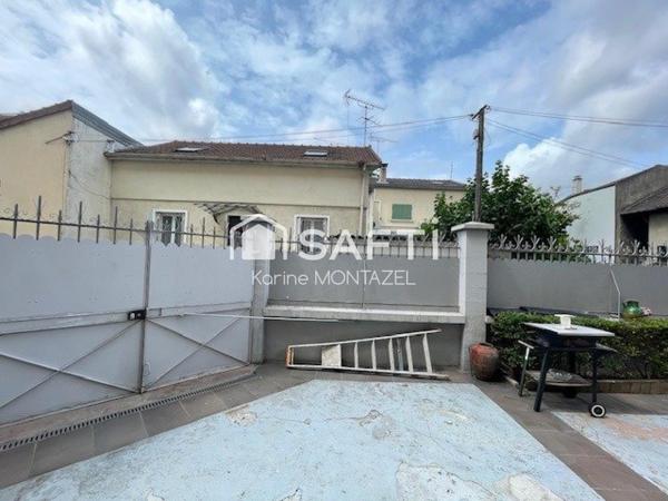 Maison traditionnelle de plain pied avec cave et garage