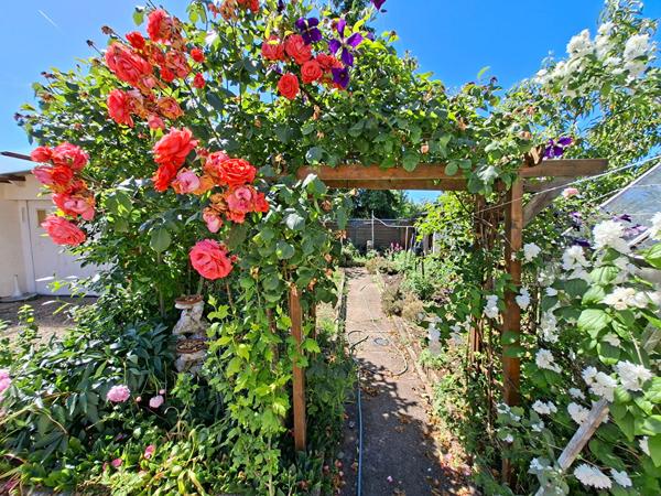 OPPORTUNITE - MAISON DE PLAIN PIED  - SECTEUR EST PROCHE CENTRE VILLE