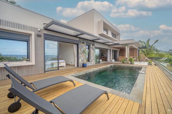 Villa T4/5 d’Exception – 168,35 m² + 58 m² d’annexes – Vue Mer Panoramique – Saint-Joseph (97480)