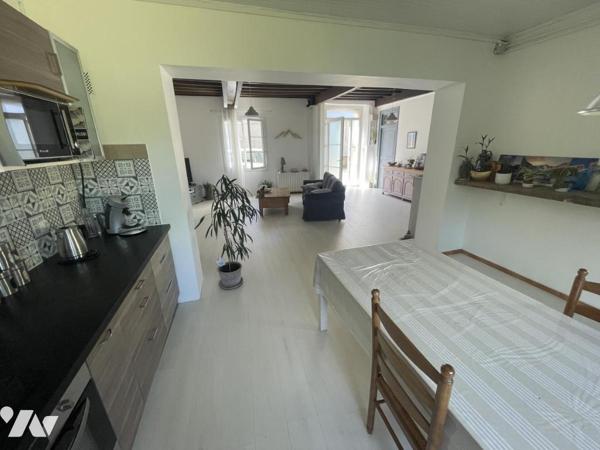 Maison rénovée avec grand terrain et potentiel constructible – Proche centre de Laloubère