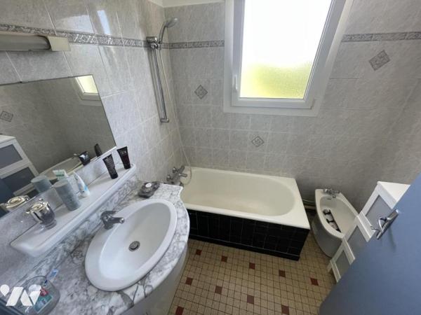 Maison rénovée avec grand terrain et potentiel constructible – Proche centre de Laloubère