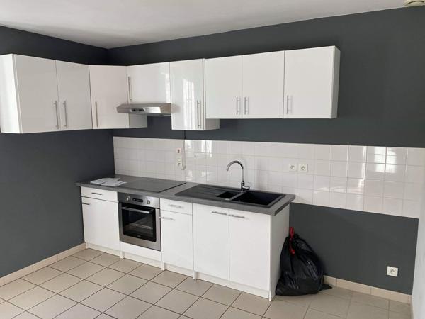 Loue proche centre Ceyzeriat T4 duplex avec jardinet et garage