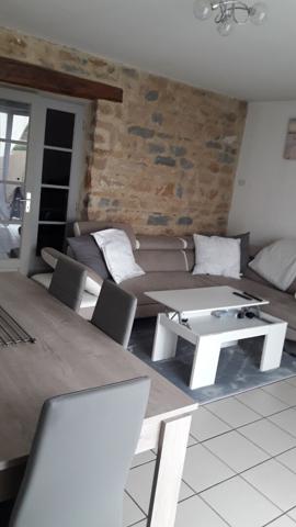 Loue proche centre Ceyzeriat T4 duplex avec jardinet et garage
