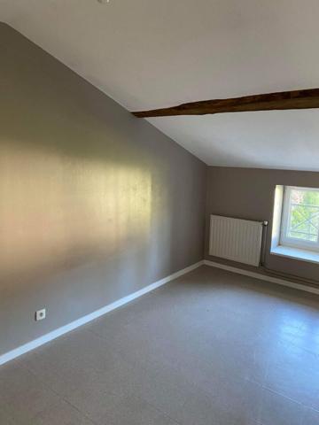 Loue proche centre Ceyzeriat T4 duplex avec jardinet et garage