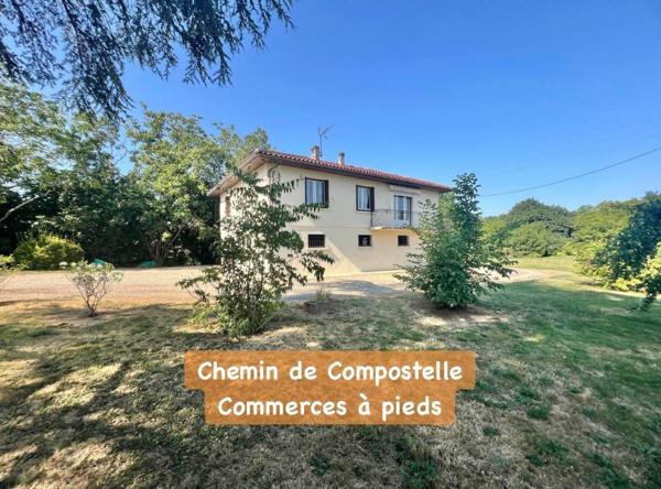 Maison avec grand terrain et garage en rez-de-jardin