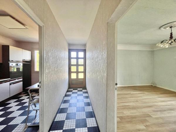 Maison avec grand terrain et garage en rez-de-jardin