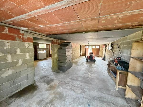 Maison avec grand terrain et garage en rez-de-jardin
