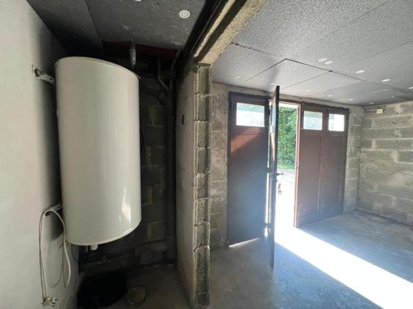Maison avec grand terrain et garage en rez-de-jardin