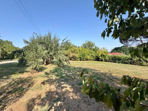 Maison avec grand terrain et garage en rez-de-jardin