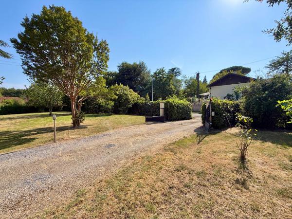 Maison avec grand terrain et garage en rez-de-jardin