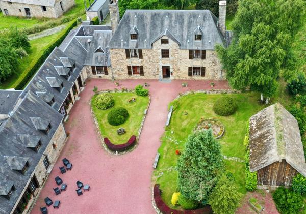 Propriété d’exception en Normandie – Manoir rénové avec dépendances et chapelle