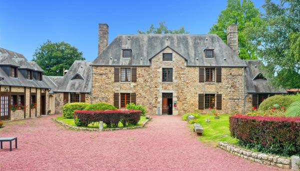 Propriété d’exception en Normandie – Manoir rénové avec dépendances et chapelle