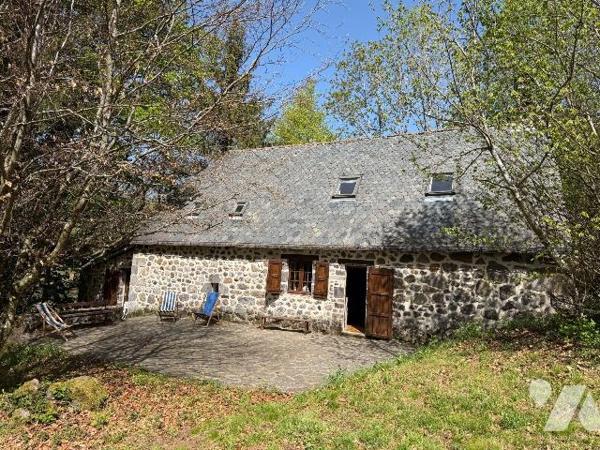 A VENDRE, à quelques kilomètres de SAINT MARTIN VALMEROUX, une maison pleine de charme et de ca...