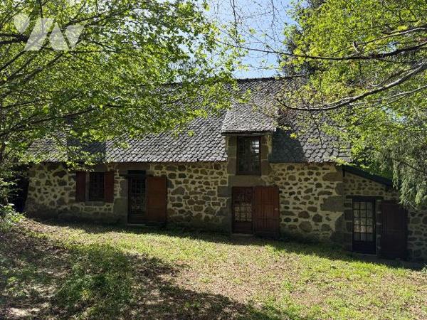 A VENDRE, à quelques kilomètres de SAINT MARTIN VALMEROUX, une maison pleine de charme et de ca...