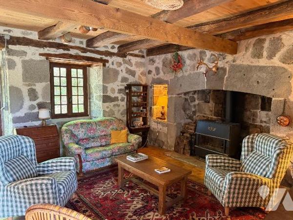 A VENDRE, à quelques kilomètres de SAINT MARTIN VALMEROUX, une maison pleine de charme et de ca...