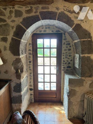 A VENDRE, à quelques kilomètres de SAINT MARTIN VALMEROUX, une maison pleine de charme et de ca...
