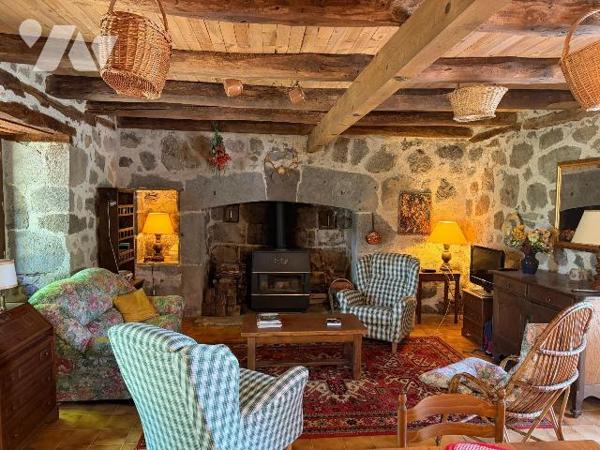 A VENDRE, à quelques kilomètres de SAINT MARTIN VALMEROUX, une maison pleine de charme et de ca...