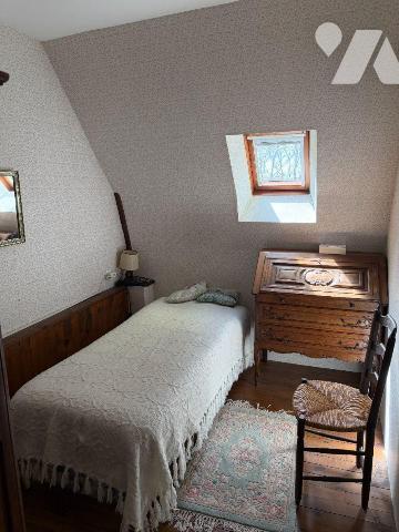 A VENDRE, à quelques kilomètres de SAINT MARTIN VALMEROUX, une maison pleine de charme et de ca...