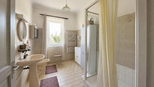 CARPENTRAS (84) | Maison de 215 m² habitables avec revenu locatif sur un terrain agricole de 7 175 m²