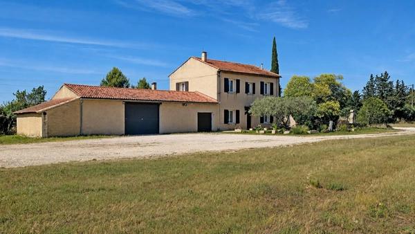 CARPENTRAS (84) | Maison de 215 m² habitables avec revenu locatif sur un terrain agricole de 7 175 m²