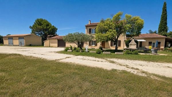 CARPENTRAS (84) | Maison de 215 m² habitables avec revenu locatif sur un terrain agricole de 7 175 m²