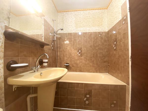 Appartement à vendre à Vannes T1bis à rafraîchir quartier Trussac