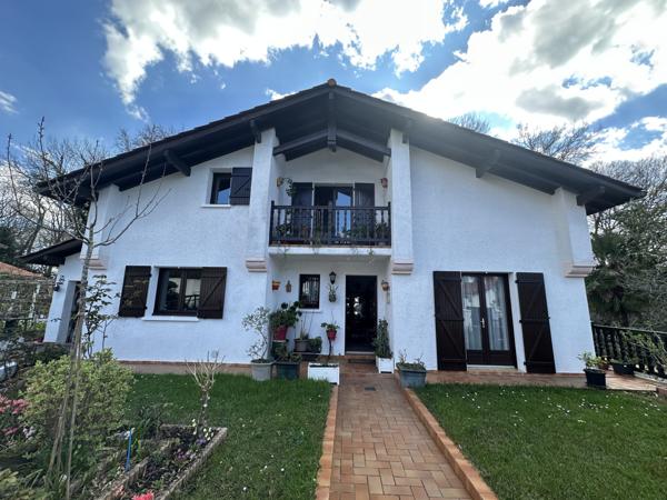 Bassussarry (64200) Bassussarry centre bourg maison non mitoyenne T5 jardin garage