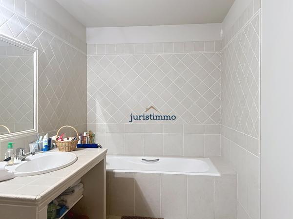 Suze-la-Rousse (26790) Suze-la-Rousse - Belle propriété avec parc arboré, sur terrain de 4 300 m² et grande piscine 10 m x 5 m