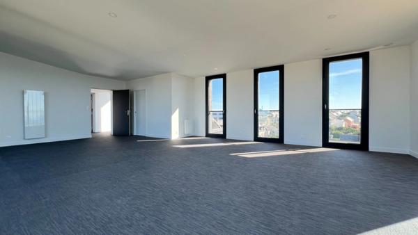 Département du Finistère (29) - À vendre : Crozon, centre-ville - Appartement penthouse T6 de 183 m² habitable avec vue panoramique sue la baie de Morgat - 4 terrasses - Garage.