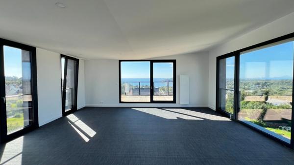 Département du Finistère (29) - À vendre : Crozon, centre-ville - Appartement penthouse T6 de 183 m² habitable avec vue panoramique sue la baie de Morgat - 4 terrasses - Garage.